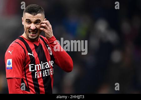 Milano, Italia. 23 gennaio 2022. Rade Krunic di AC Milan sembra abbattuto durante la Serie A partita di calcio tra AC Milan e Juventus FC. Credit: Nicolò campo/Alamy Live News Foto Stock