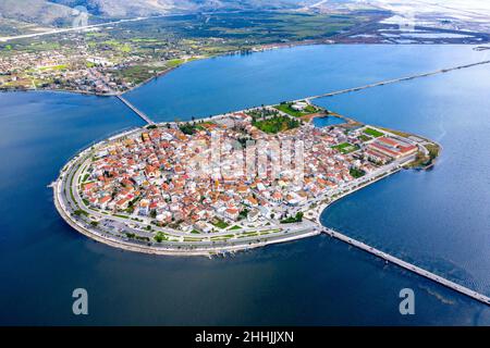 Vista aerea del drone della famosa isola - villaggio di pescatori di Aitoliko in Aetolia - Akarnania, Grecia situato nel mezzo dell'arcipelago Messolongi Foto Stock