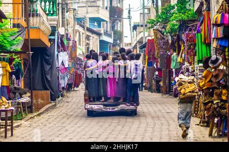 Bambini indigeni che usano transpart pubblico da piccolo villaggio in Guatemala Foto Stock