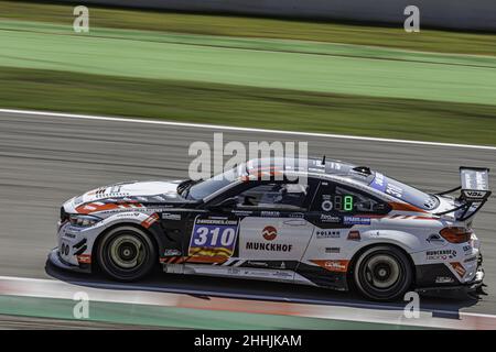 Una BMW M6 GT3 Munckhof Racing, Eric van den Munckhof, Glenn van Berlo con movimento sullo sfondo Foto Stock