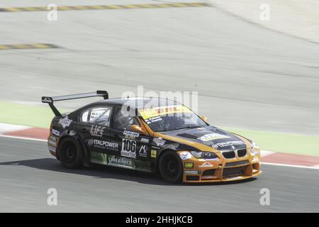 La Bmw nera E90 M3 si prepara sul circuito da corsa Foto Stock