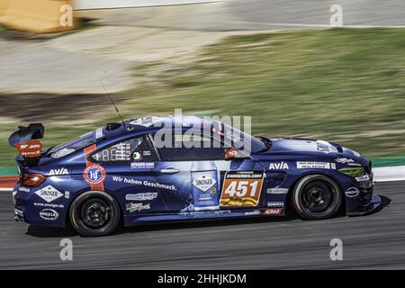 A M4 GT4 sulle corse Securtal Sorg Rennsport, GT4, OLAF Meyer, con il movimento sullo sfondo Foto Stock