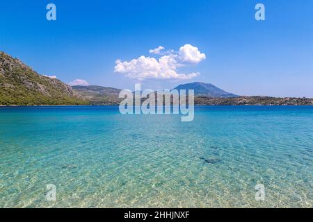 Lago Vouliagmeni vicino Loutraki in una giornata estiva, Grecia Foto Stock