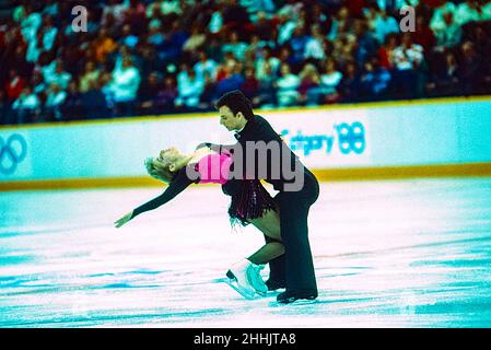 Tracy Wilson / Robert McCall (CAN) vincitori della medaglia di bronzo in danza del ghiaccio ai Giochi Olimpici invernali del 1988. Foto Stock