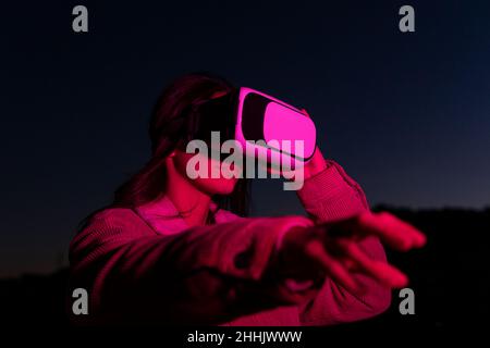 Da sopra tagliata femmina irriconoscibile al tavolo scattando foto di cibo su smartphone per i social media Foto Stock