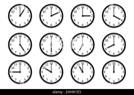 Dodici orologi da parete in rilievo, ciascuno con un'ora intera diversa del giorno, 1-12. Per l'uso in altre illustrazioni. Foto Stock