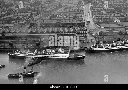 L'isola di Man Steam Packet Co. Vaporiera 'isola di Mons' che si è arenata dopo aver urtato una barca da pesca al largo di Fleetwood visto ancorarsi dopo essere stato rifatto. 9th giugno 1935 Foto Stock