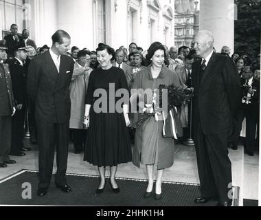 17 ottobre 1957 -- la Regina Elisabetta II e il Principe Filippo sono accolti dal Presidente e dalla Signora Eisenhower durante la visita di Stato dei reali negli Stati Uniti. Foto: Abbie Rowe Foto Stock