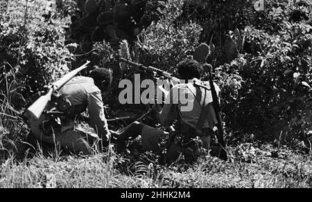 Guerra Abissiniana Settembre 1935Abyssinian mitragliatrice che spara una vecchia mitragliatrice Hotchkiss sul fronte Ogadan durante l'invasione italiana dell'Abissinia. Foto Stock