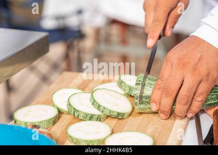 Donna anziana focalizzata con capelli grigi poggiati sul divano e lettura e libro su tablet in salotto a casa Foto Stock
