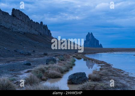 USA, New Mexico, paesaggio del deserto con Ship Rock dopo la pioggia monsonica al crepuscolo Foto Stock