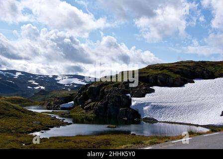 Altopiano con ghiacciaio e laghi lungo la strada turistica Aurlandsvegen a Sogn og Fjordane Fylke in Norvegia. Foto Stock