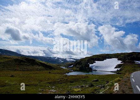 Altopiano con ghiacciaio e laghi lungo la strada turistica Aurlandsvegen a Sogn og Fjordane Fylke in Norvegia. Foto Stock