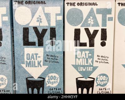 OAT-Ly cartoni di latte di avena a basso contenuto di grassi originali su scaffale della sezione diaria del negozio di alimentari - San Jose, California, USA - 2022 Foto Stock
