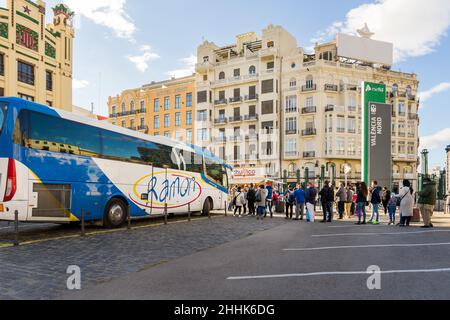 Gruppo di persone in fila in attesa di entrare in autobus dopo il controllo covid passaporto Foto Stock