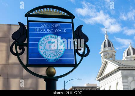San Jose storia passeggiata segno nel centro storico quartiere. Sfondo Cattedrale Basilica San Giuseppe - San Jose, California, Stati Uniti d'America - 2021 Foto Stock