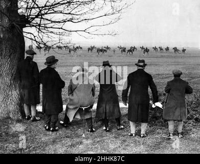 Guardando l'esercizio della mattina presto al Heath, Newmarket. 4th marzo 1930. Foto Stock