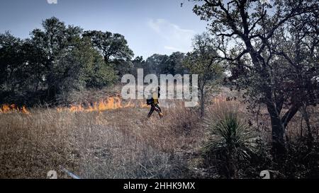 I funzionari della Joint base di San Antonio, Natural Resources Office, Fire & Emergency Services, e della Air Force Wildland Fire Branch, conducono una scottatura prescritta, il 19 gennaio 2022, alla Joint base di San Antonio-Camp Bullis, Texas. Il processo si concentrerà su più di 1.700 acri di terre selvatiche su JBSA-Camp Bullis a partire dal 18 gennaio 26. La combustione è destinata a ridurre i carichi di combustibile, come la vegetazione morta e la spazzola spessa, che ridurranno il rischio di incendi boschivi futuri, potenzialmente catastrofici. Base comune San Antonio Fire Emergency Services personale coordinato con il Bureau of Land Management, il Fish and Wildlife Servi Foto Stock