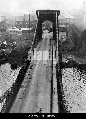 Una vista insolita di Scotswood Bridge, Newcastle, da una delle torri. Nella foto, il ponte prima di essere ampliato per soddisfare le esigenze del traffico di oggi. 6th dicembre 1930. Foto Stock