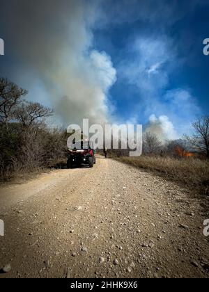 I funzionari della Joint base di San Antonio, Natural Resources Office, Fire & Emergency Services, e della Air Force Wildland Fire Branch, conducono una scottatura prescritta, il 19 gennaio 2022, alla Joint base di San Antonio-Camp Bullis, Texas. Il processo si concentrerà su più di 1.700 acri di terre selvatiche su JBSA-Camp Bullis a partire dal 18 gennaio 26. La combustione è destinata a ridurre i carichi di combustibile, come la vegetazione morta e la spazzola spessa, che ridurranno il rischio di incendi boschivi futuri, potenzialmente catastrofici. Base comune San Antonio Fire Emergency Services personale coordinato con il Bureau of Land Management, il Fish and Wildlife Servi Foto Stock