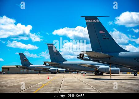 Tre Stratotankers KC-135R siedono al Barber’s Point Aviation Airfield, 14 agosto 2021, a Kapolei, Hawaii. Gli aerei sono stati utilizzati in un esercizio di tre settimane, noto come Sentry Aloha, che fornisce attivo, riserva, e guardia piloti, equipaggio, e maintainers con addestramento realistico di combattimento attraverso una serie di missioni di volo. (STATI UNITI Foto della Guardia Nazionale aerea di Senior Airman Andrea A. S. Williamson) Foto Stock