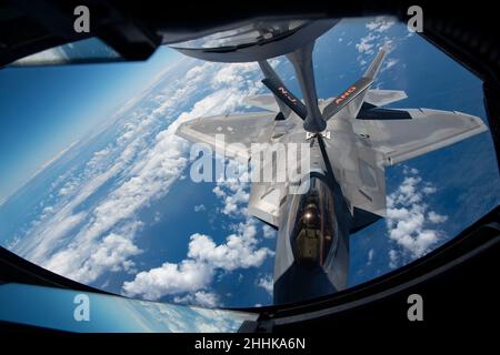 Una Guardia Nazionale aerea delle Hawaii F-22 Raptor è rifornito da una Guardia del New Jersey KC-135R Stratotanker durante Sentry Aloha, 16 agosto 2021, sopra l'oceano Pacifico vicino alle Hawaii. Sentry Aloha '21 è un esercizio di tre settimane, ospitato dalla Hawaii Air National Guard's 154th Wing, che fornisce a piloti, Aircrew, e manutentori, dalla Total Force, un realistico addestramento di combattimento attraverso una serie di missioni di volo. (STATI UNITI Foto della Guardia Nazionale aerea di Senior Airman Andrea A. S. Williamson) Foto Stock