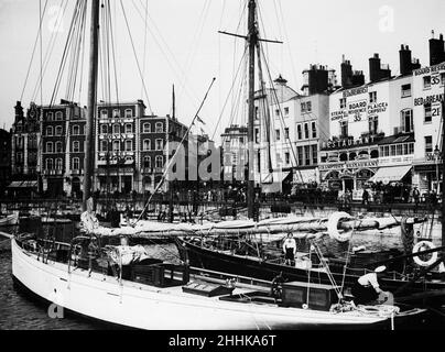 Barche legate nel bacino interno del porto di Ramsgate. Sullo sfondo si possono vedere alberghi, bed and breakfast pensioni su Harbor Parade. Circa agosto 1935 Foto Stock