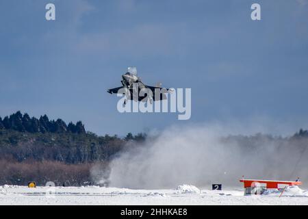 MISAWA, Giappone (Gen. 21, 2022) – un F-35B Lightning II, assegnato ai 'Bats' di Marine Fighter Attack Squadron 242 (VMFA-242), lancia presso Naval Air Facility (NAF) Misawa. NAF Misawa fornisce supporto e servizi di logistica aerea e terrestre a tutte le forze permanenti e transitorie della Marina degli Stati Uniti e del corpo Marino degli Stati Uniti nel Giappone settentrionale. VMFA-242 è recentemente passato alla F-35B ed è uno dei due soli squadroni F-35B con posizione in avanti. (STATI UNITI Foto Navy di Mass Communication Specialist 3rd Class Benjamin Ringers) Foto Stock