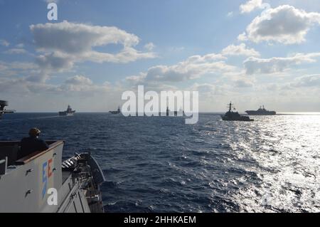 220122-N-EF547-1021 MAR DELLE FILIPPINE (GEN. 22, 2022) nave da crociera missilistica guidata classe Ticonderoga USS Lake Champlain (CG 57) transita nel Mare delle Filippine, 22 gennaio 2022. Operando come parte della flotta statunitense del Pacifico, le unità assegnate ai gruppi Carl Vinson e Abraham Lincoln Carrier Strike, America e Essex Amphibious Ready Groups, insieme alla Japan Maritime Self-Defense Force, stanno conducendo corsi di formazione per preservare e proteggere una regione indopacifica libera e aperta. (STATI UNITI Foto della Marina di Ensign Sarah Weinstein) Foto Stock