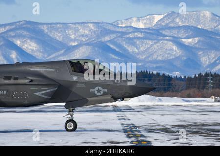 MISAWA, Giappone (Gen. 21, 2022) – un F-35B Lightning II, assegnato ai 'Bats' di Marine Fighter Attack Squadron 242 (VMFA-242), si prepara al lancio presso Naval Air Facility (NAF) Misawa. NAF Misawa fornisce supporto e servizi di logistica aerea e terrestre a tutte le forze permanenti e transitorie della Marina degli Stati Uniti e del corpo Marino degli Stati Uniti nel Giappone settentrionale. VMFA-242 è recentemente passato alla F-35B ed è uno dei due soli squadroni F-35B con posizione in avanti. (STATI UNITI Foto Navy di Mass Communication Specialist 3rd Class Benjamin Ringers) Foto Stock