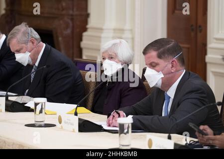 Washington, Stati Uniti. 24th Jan 2022. Il Segretario del Tesoro AMERICANO Janet Yellen (C), il Segretario dell'Agricoltura statunitense Tom Vilsack (L) e il Segretario del lavoro americano Marty Walsh (R) partecipano a una riunione del Consiglio della concorrenza della Casa Bianca nella Sala Est della Casa Bianca a Washington, DC lunedì 24 gennaio 2022. Pool Photo by Michael Reynolds/UPI Credit: UPI/Alamy Live News Foto Stock