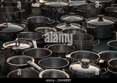 Foto di pentole e altri utensili da cucina, seconda mano, su obrenacki vasar, un mercato annuale delle pulci che si tiene nella città serba di Obrenovac, sul pavimento, BE Foto Stock