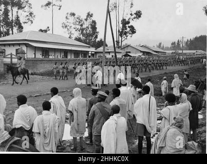 Guerra Abissiniana Settembre 1935Abyssinian l'esercito ha visto passare attraverso le strade di Addis Abeba durante la festa del Meskel. Dopo la sfilata l'esercito marciò a nord del paese per affrontare la minaccia dell'invasione italiana Foto Stock