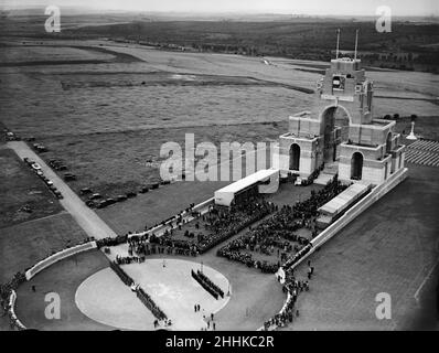 Vista aerea dei veterani, Le famiglie dei caduti e i soldati dell'esercito britannico e francese si riuniscono nei pressi del villaggio nord-francese di Thiepval per la dedicazione del Thiepval Memorial ai 72.246 soldati britannici e del Commonwealth morti nelle battaglie della Somme tra il 1915 - 1918 e. non abbia sepoltura conosciuta. Il memoriale è stato progettato da Sir Edwin Lutyens ed è stato descritto come "la più grande opera britannica eseguita di architettura monumentale del ventesimo secolo" 1st agosto 1932 Foto Stock