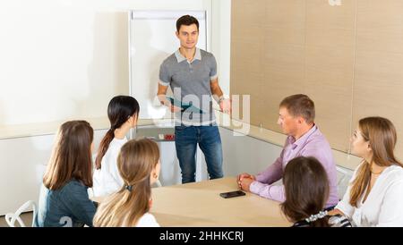 Manager che presenta la strategia ai colleghi Foto Stock