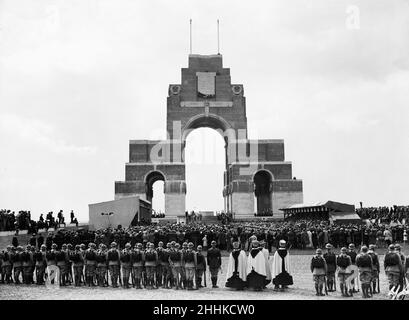 Veterani, Famiglie dei caduti e soldati dell'esercito britannico e francese si riuniscono vicino al villaggio nord-francese di Thiepval per la dedicazione del Thiepval Memorial ai 72.246 soldati britannici e del Commonwealth che sono morti nelle battaglie della Somme tra il 1915 e il 1918 e non hanno tomba conosciuta. Il memoriale è stato progettato da Sir Edwin Lutyens ed è stato descritto come "la più grande opera britannica eseguita di architettura monumentale del ventesimo secolo" 1st agosto 1932 Foto Stock