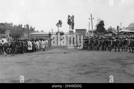 Guerra Abissiniana Settembre 1935Abyssinian l'esercito ha visto passare attraverso le strade di Addis Abeba durante la festa del Meskel. Dopo la sfilata l'esercito marciò a nord del paese per affrontare la minaccia dell'invasione italiana Foto Stock