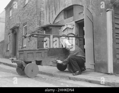 Motore antincendio manuale a Ewell. Ottobre 1933, risalente prima del 1769, il vecchio motore antincendio manuale è stull mantenuto nella Watch House a Ewell Surrey 1293 Foto Stock