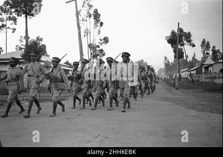 Guerra Abissiniana Settembre 1935Abyssinian l'esercito ha visto passare attraverso le strade di Addis Abeba durante la festa del Meskel. Dopo la sfilata l'esercito marciò a nord del paese per affrontare la minaccia dell'invasione italiana Foto Stock