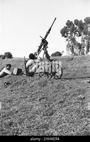 Guerra Abissiniana Settembre 1935Abyssinian le forze vengono sotto attacco aereo sul fronte Ogadan. Un fucile a fuoco rapido adattato è impiegato come un divertimento antiaereo per difendere le truppe. Foto Stock