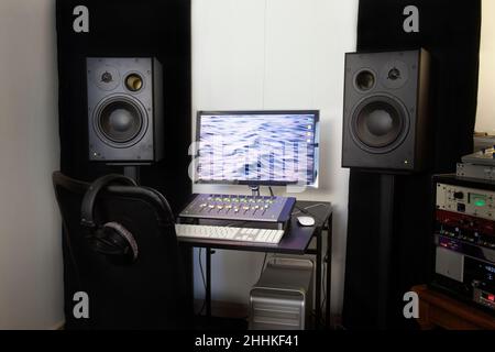 Console di mixaggio e altoparlanti in studio di registrazione Foto Stock