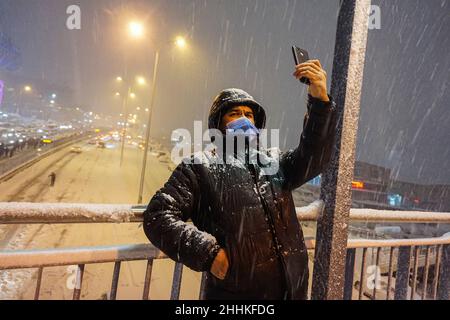 Un uomo prende un selfie sul cavalcavia durante una nevicata.la tempesta di neve che ha iniziato a Istanbul in serata ha portato la vita ad un arresto nonostante le misure adottate. Mentre i servizi Metrobus sono stati interrotti per un breve periodo di tempo, l'autostrada Haramiere D-100 è stata chiusa al traffico a causa delle pesanti nevicate. Molti veicoli sono rimasti sulla strada per ore. Cittadini mobilitati per salvare i veicoli. L'ufficio del governatore di Istanbul ha avvertito i conducenti che non sarebbero stati in grado di entrare nella città da Tracia, una regione che si estende attraverso la parte europea della Turchia fino al suo confine occidentale con Bulgaria e Grecia Foto Stock