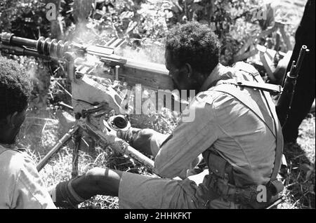 Guerra Abissiniana Settembre 1935Abyssinian mitragliatrice che spara una vecchia mitragliatrice Hotchkiss sul fronte Ogadan durante l'invasione italiana dell'Abissinia. Foto Stock