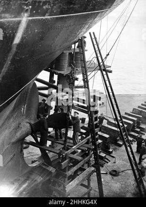 Riparazioni del timone in corso su una nave su uno dei pontoni, Smith's Dock Co. Limited. Protezioni Nord. 7th ottobre 1936. Foto Stock