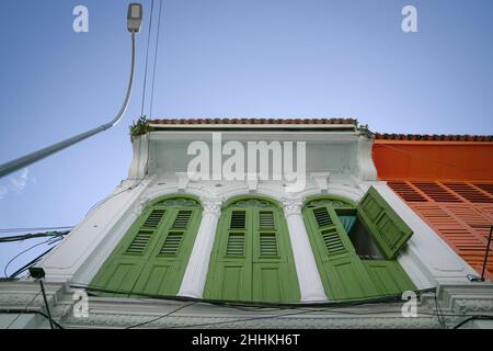 George Town, Penang, Malesia - Jan 1st 2022: Vista ad angolo basso di una casa patrimonio a Penang, Malesia. Foto Stock