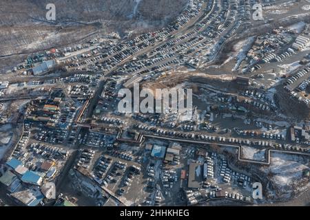 File di auto in piedi al mercato automobilistico. Foto Stock