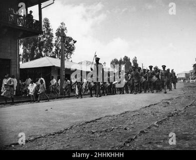 Guerra Abissiniana Settembre 1935The band della Guardia Etiope Imperiale marciò attraverso Addis Abeba, con un gigantesco drum major. Porta la colonna di soldati a sud e il fronte Ogadan per affrontare l'invasione italiana Foto Stock