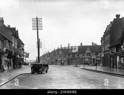 Ruislip High Street, Londra, 9th dicembre 1932. Foto Stock