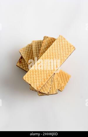 Wafer impilato su sfondo bianco, vista dall'alto Foto Stock