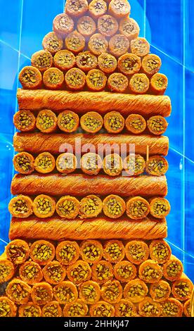 La piramide di pistacchio bakhlava, dessert orientale tradizionale, in una vetrina di pasticceria, Dubai, Emirati Arabi Uniti Foto Stock